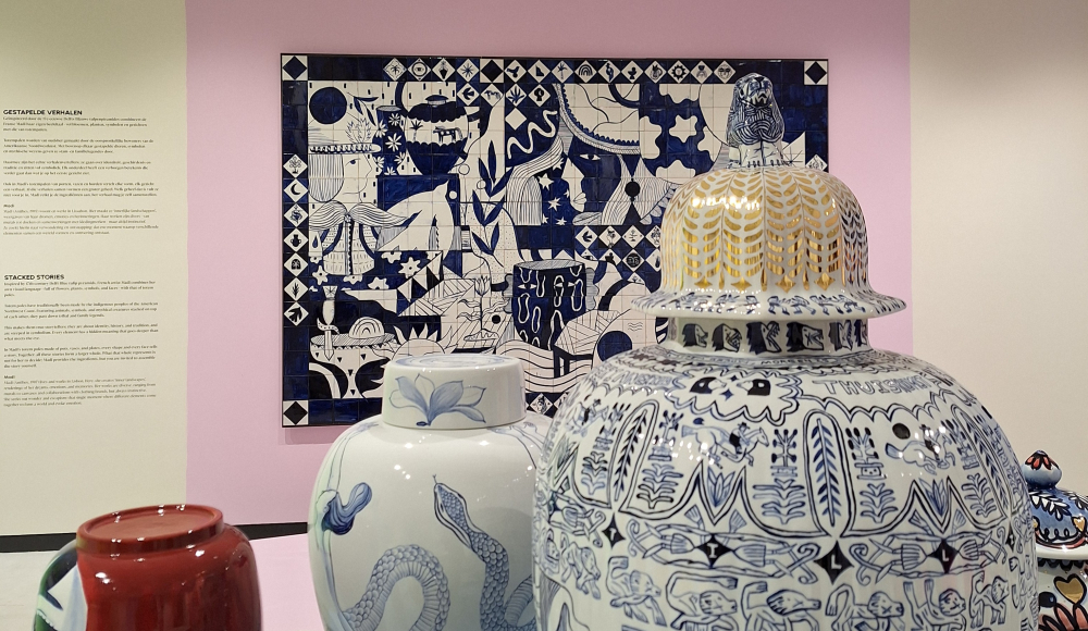 Kleurrijke keramische vazen voor een muur met kunst.