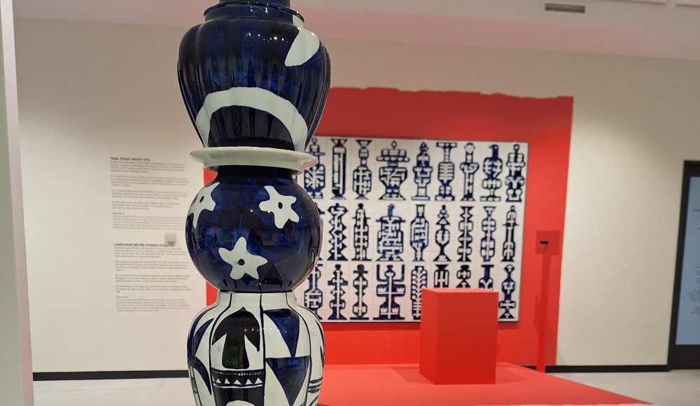 Ceramisch kunstobject met blauwe en witte patronen