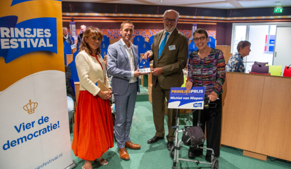 Vier mensen ontvangen een award tijdens het Prinsjesfestival.