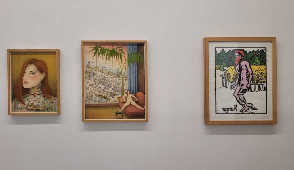 Drie kunstwerken aan de muur in een galerie.