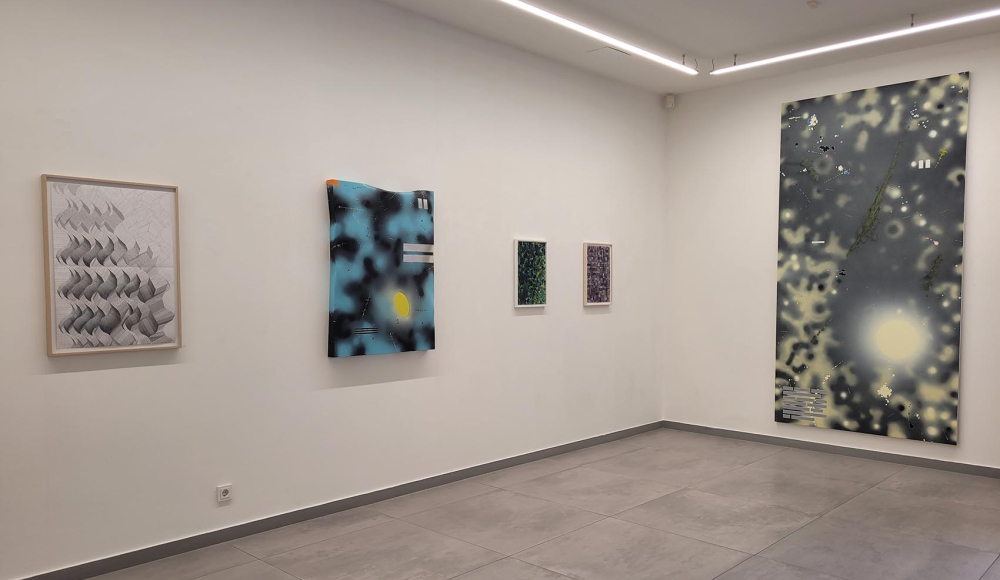 Witte galeriewand met vijf moderne kunstwerken, variërend van grafisch potloodwerk tot abstracte prints