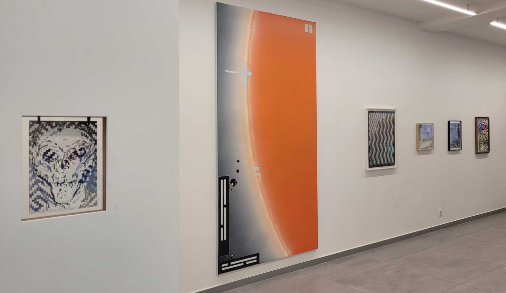 Witte galeriewand met kleurrijke, abstracte en grafische kunstwerken, waaronder een groot doek met oranje vlak.