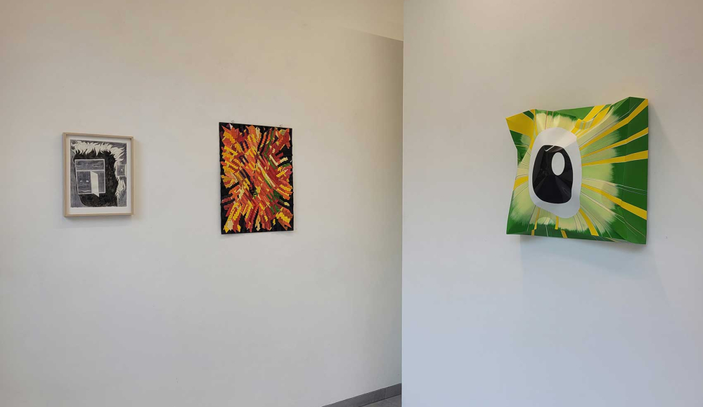 Kunsthoek met drie werken: zwart-wit tekening, felgekleurd abstract doek en 3D-wandobject met groen en geel patroon