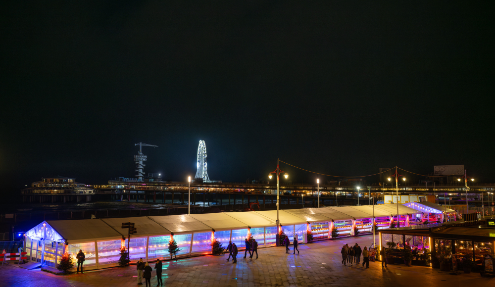 Skate by the Sea, Eislaufbahn auf dem Pier von Scheveningen mit Lichtshows in der Nacht.
