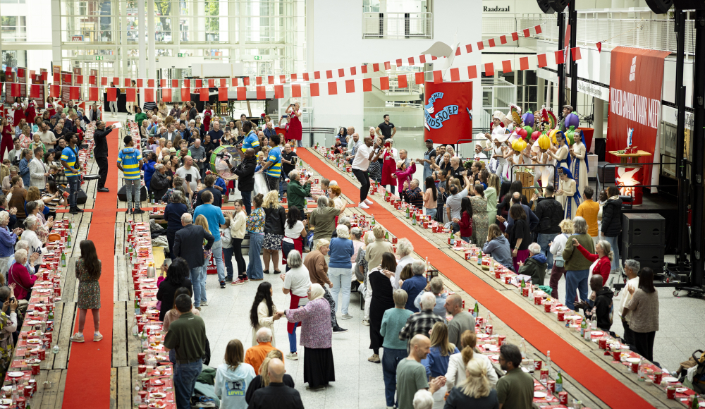 Mensen genieten van een eetfestijn met entertainment en decoraties.