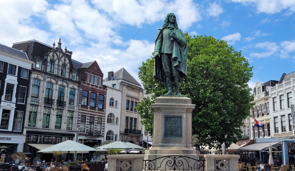 Standbeeld De Witt op de Plaats in Den Haag
