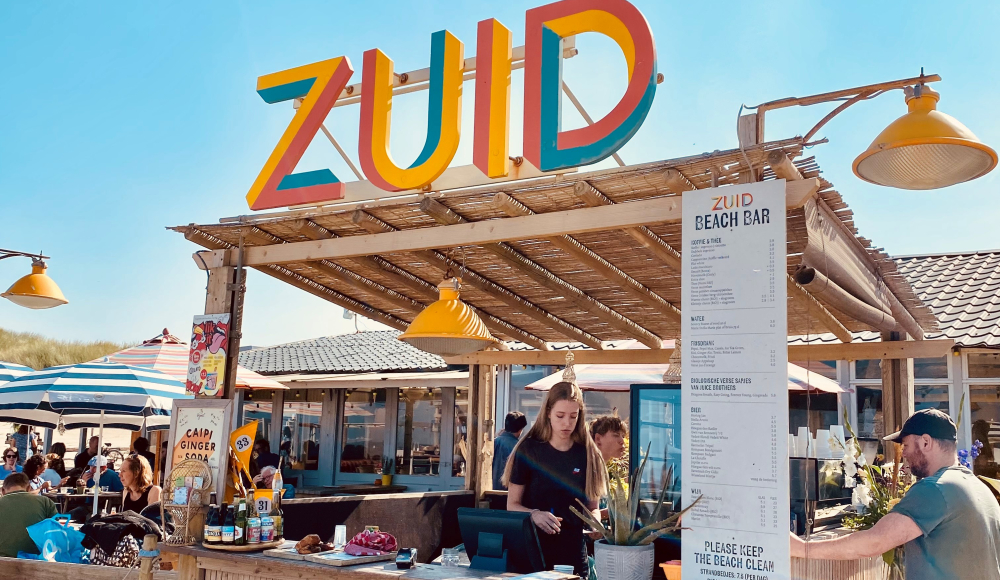 Houten koffietentje op het terras van Strandpaviljoen Zuid Zuiderstrand