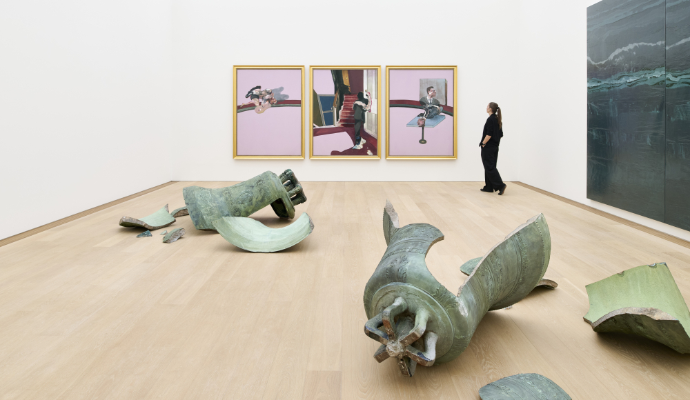 Bezoeker in galerie met beelden en schilderijen. © Antoine van Kaam
