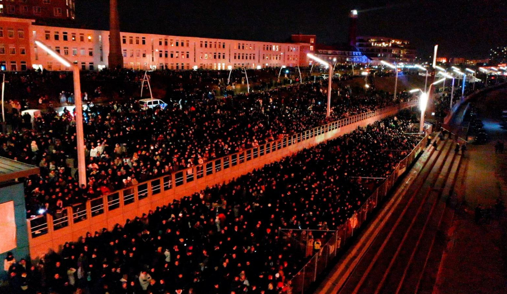 Een grote menigte verzamelt zich in de avonduren op de Boulevard van Scheveningen.