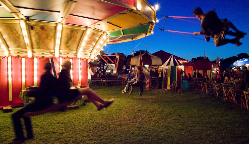 De verlichte zweefmolen op De Parade