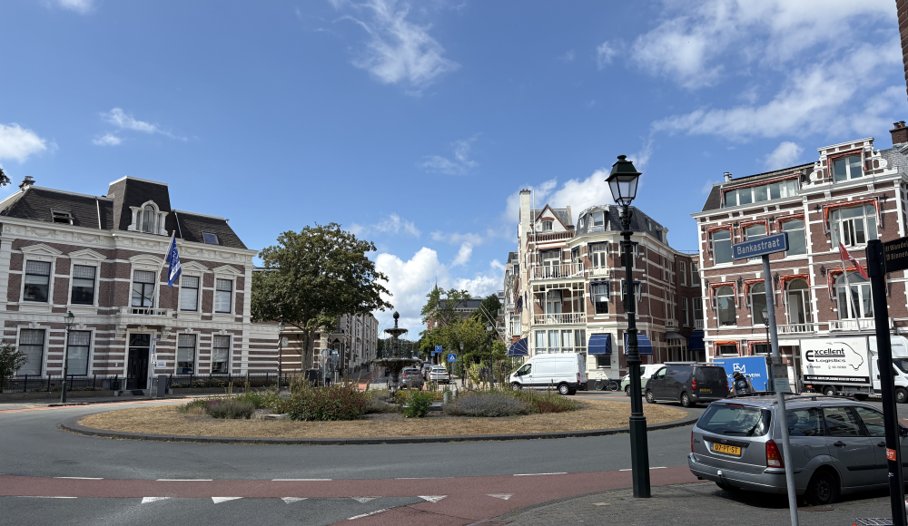 Uitzicht op een rondweg met historische gebouwen.