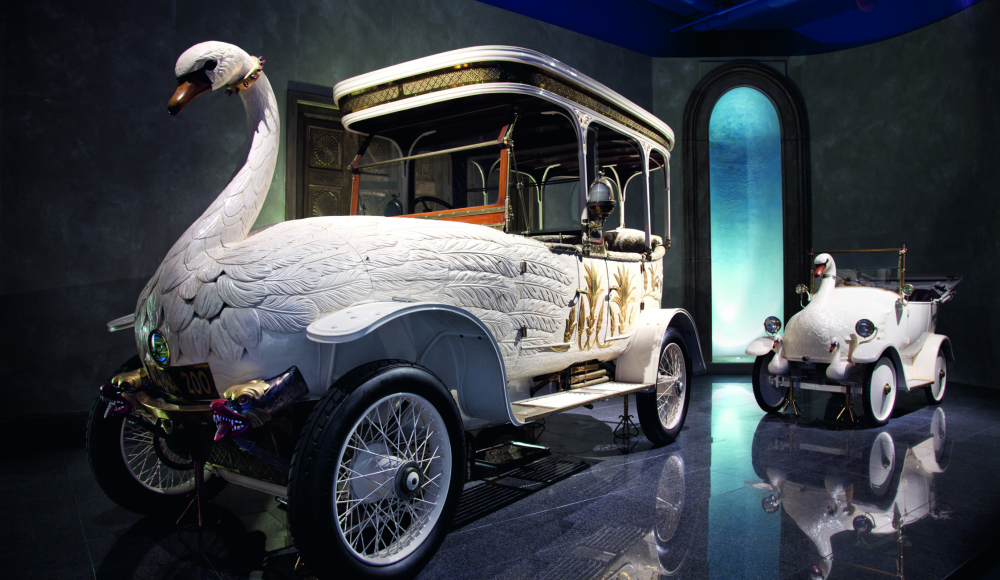 Auto in de vorm van een zwaan in het Louwman Museum 