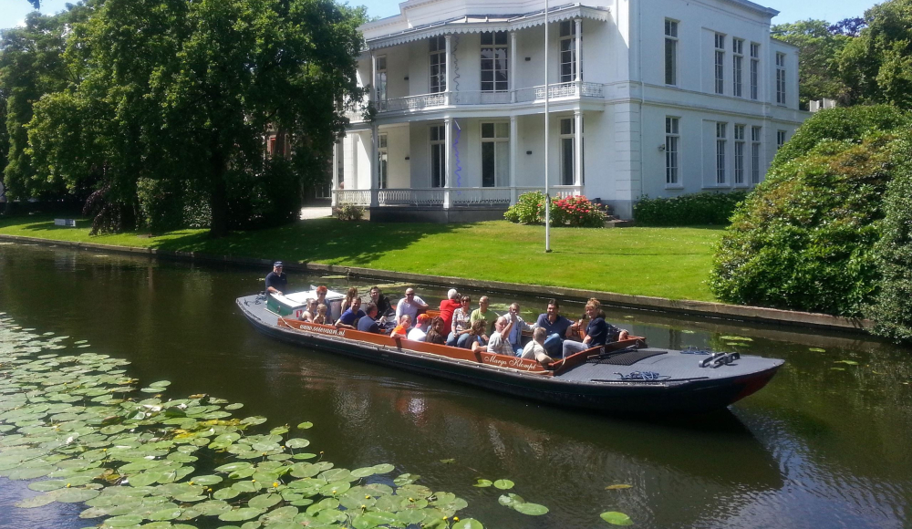 Boot van de Ooievaart die langs de Mauritskade vaart