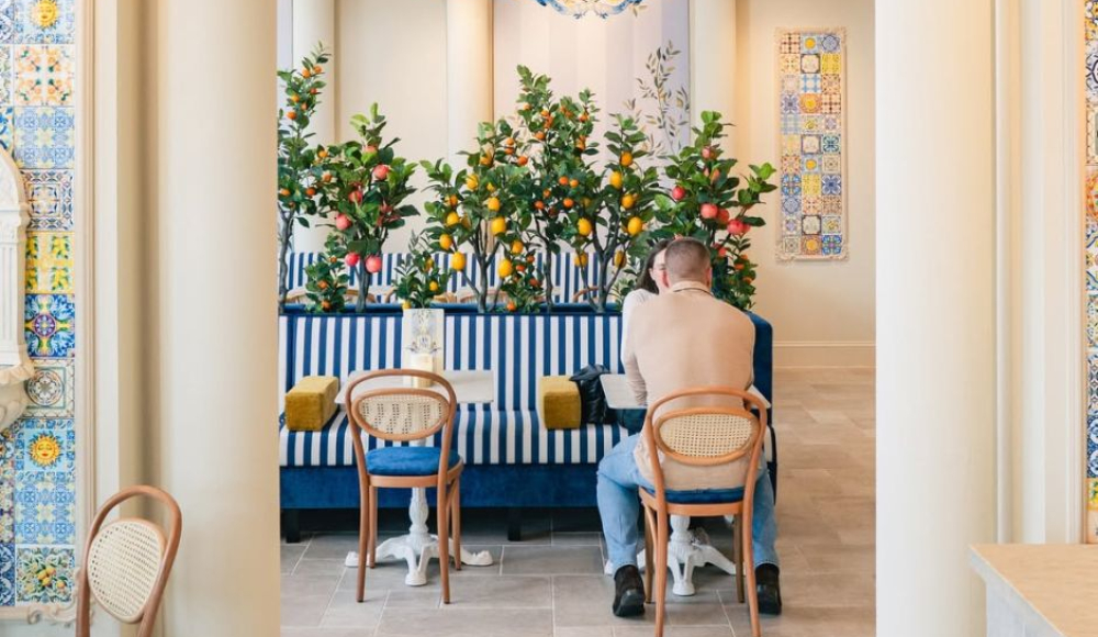 Interieur van een trendy café met groene fruitbomen