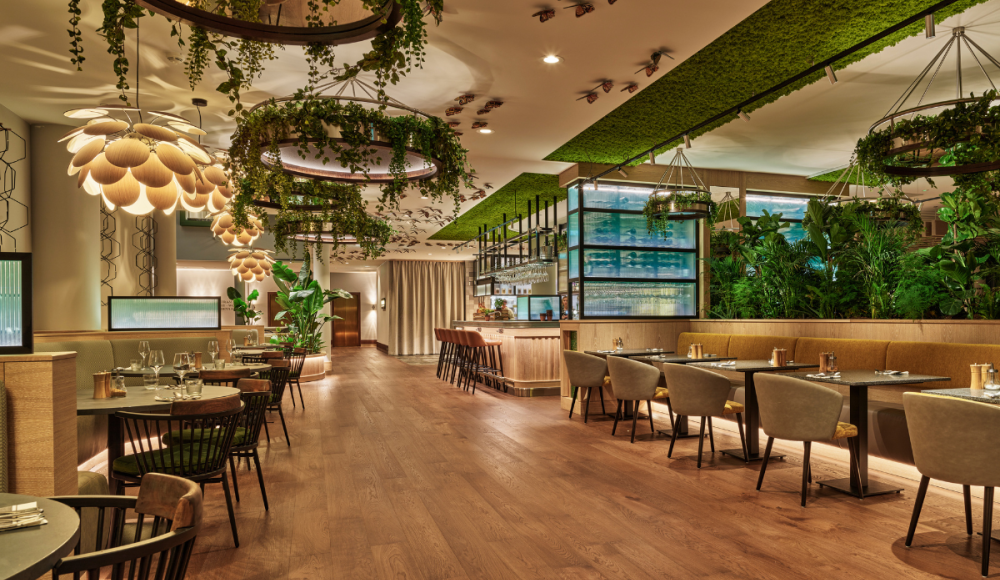 Restaurant zaal in een hotel met veel groen. 