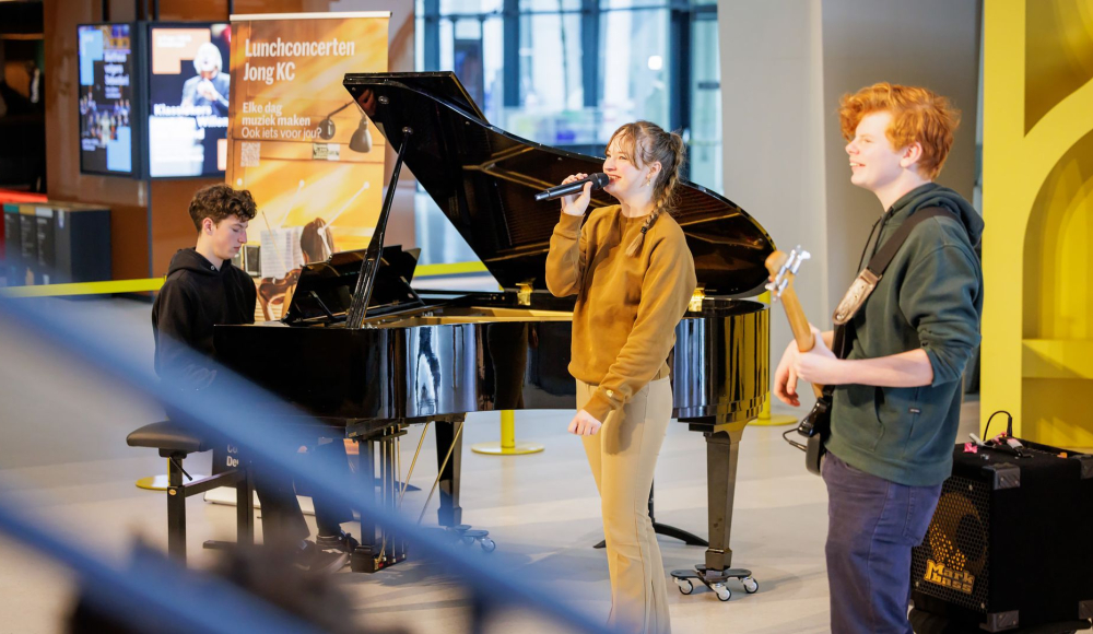 Jonge muzikanten treden op met zang, piano en basgitaar