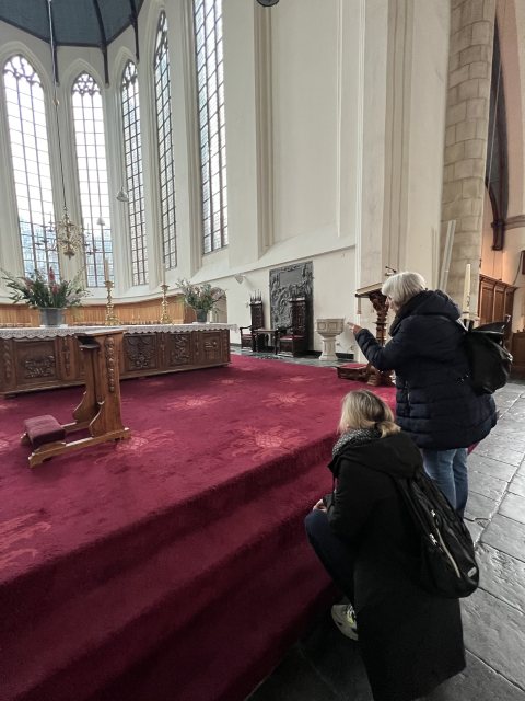 Cultuuraanjager Dis krijgt een rondleiding door de Kloosterkerk Cultuuraanjager Dis krijgt een rondleiding door de Kloosterkerk