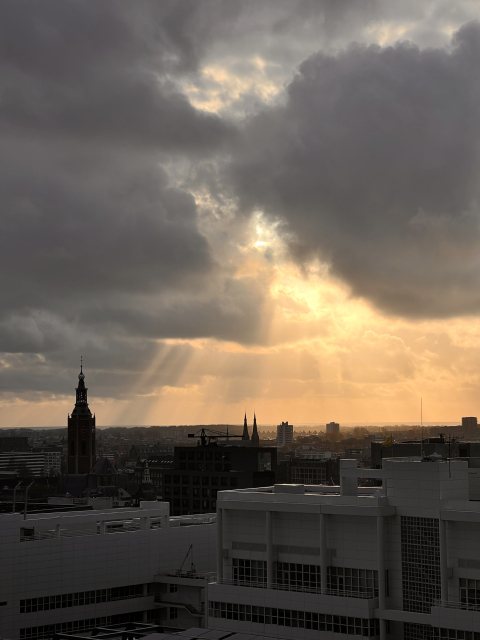Zonnestralen van boven in de lucht Zonnestralen van boven in de lucht
