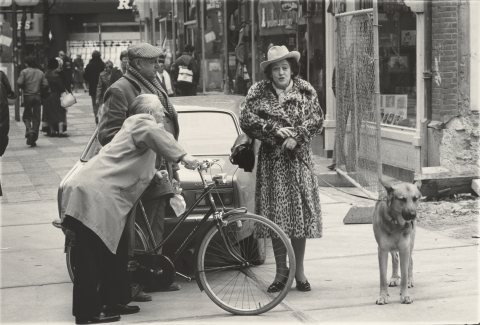 Frederick Linck vrouw bontjas hond 1978 Frederick Linck vrouw bontjas hond 1978