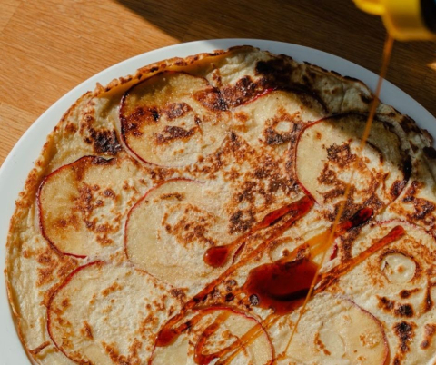 Appel pannenkoek waarop stroop gegoten wordt. Oma Toos Scheveningen