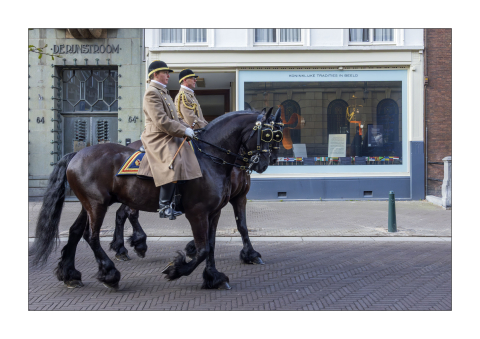 Twee mannen te paard tijdens de Geloofsbrievenceremonie op het Noordeinde in Den Haag