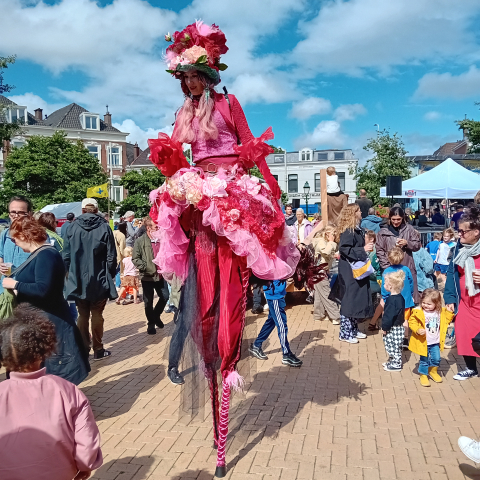Straattheater steltenlopen op Prins Hendrikplein Zeeheldenfestival. Straattheater steltenlopen op Prins Hendrikplein Zeeheldenfestival.