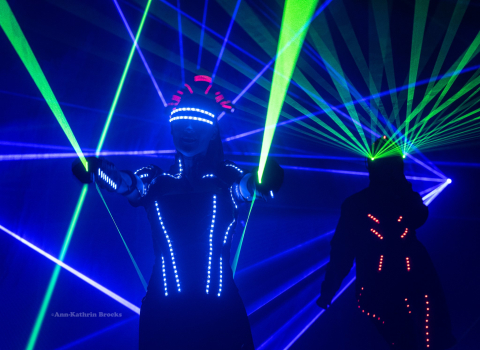 Duo Lugo in LED-pakken met lasershow op podium (c) Groot Kerstcircus Duo Lugo in LED-pakken met lasershow op podium (c) Groot Kerstcircus