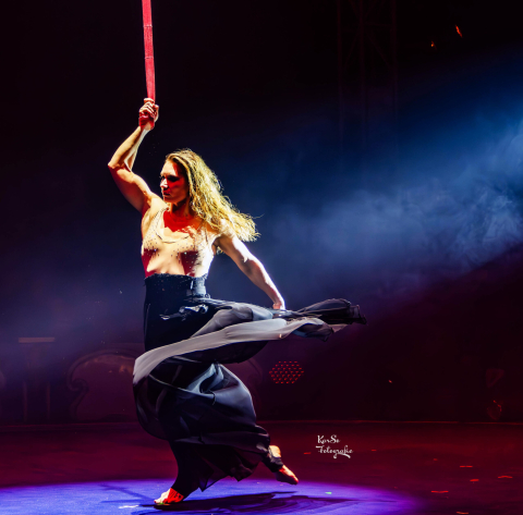 Tatiana Ozhiganova (acrobate) danst sierlijk aan een rood luchttouw (c) Groot Kerstcircus Tatiana Ozhiganova (acrobate) danst sierlijk aan een rood luchttouw (c) Groot Kerstcircus