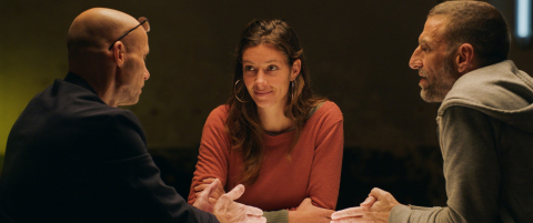 Een panel aan tafel in gesprek over documentaire The System.