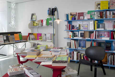 Stellingksten en tafels vol boeken bij bookshop Page Not Found