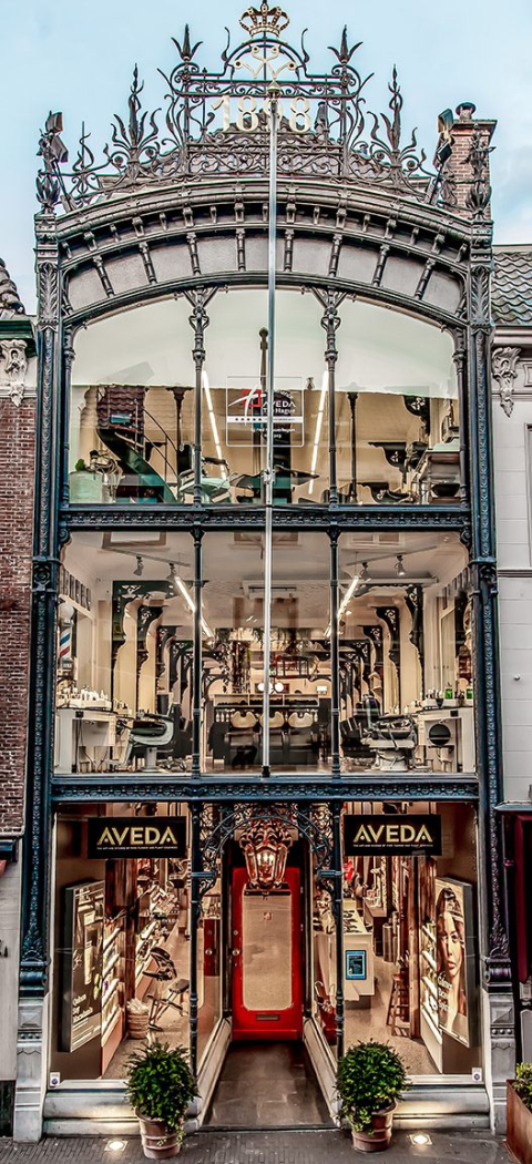 De glazen gevel met drie etages van het prachtige Jugendstilpand op de Denneweg in Den Haag waar Aveda inzit.