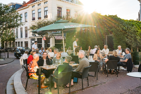 Menschen genießen die Zeit auf einer Terrasse in Den Haag.