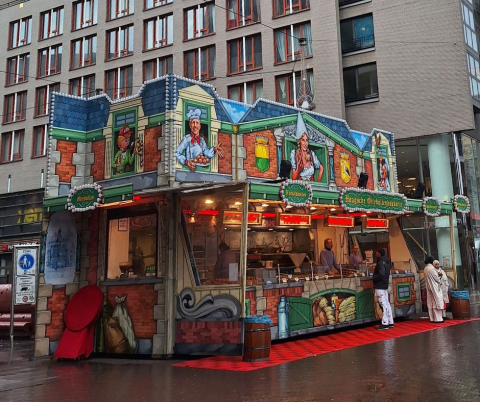 Oliebollenkraam Jan Vermolen met typisch Hollandse afbeeldingen op de hoek van de Grote Marktstraat Den Haag. Oliebollenkraam Jan Vermolen met typisch Hollandse afbeeldingen op de hoek van de Grote Marktstraat Den Haag.