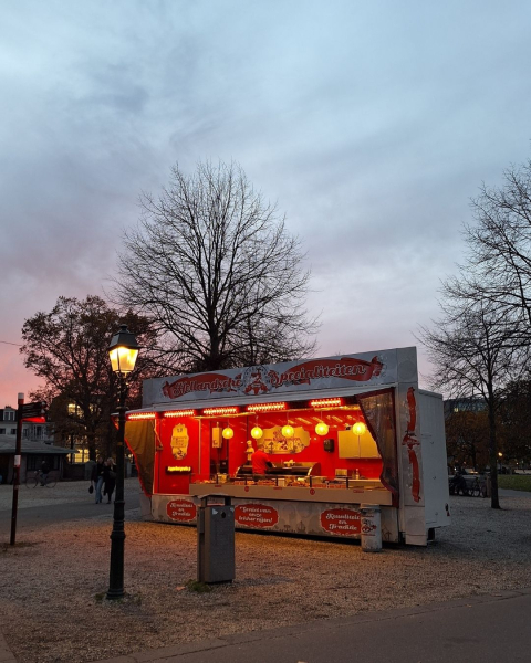De oliebollenkraam aan het Koekamp (tegenover het station Den Haag Centraal, aan het Anna van Buerenplein)