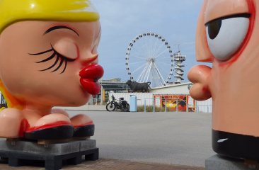 Kiss Me beelden Boulevard Scheverningen - Selwyn Senatori
