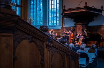 Ensemble van Rembrandt Frerichs in de Nieuwe Kerk Foto Rob Hogeslag