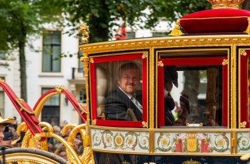 Koning Willem Alexander in gouden koets