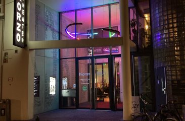 Foto van de voorgevel van het Korzo Theater in de avond. 