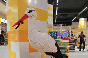 LEGO Ooievaar in LEGO Store Den Haag