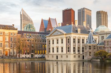 Mauritshuis aan Hofvijver met op de achtergrond de moderne skyline van Den Haag