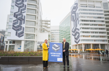 Wethouder Bruines en Paul Broekhoff gaven het startsein voor de onthulling van het stadhuis in Den Haag - Foto: The Hague & Partners / Arnaud Roelofsz