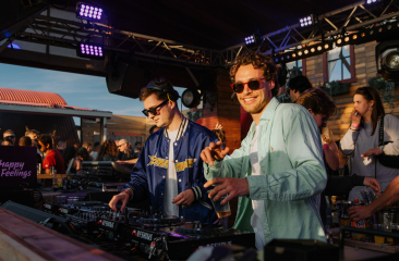 Elke maand is het feest met het festival Happy Feelings! Kom dansen en genieten op de aller heetste disco en house knallers bij Colorado Charlie.