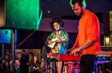 Artiesten treden op tijdens cultureel festival