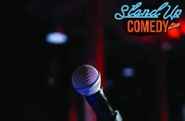 Eén microfoon, grappen in razend tempo, licht op het podium en publiek. Meer is er niet nodig voor een grappig avond uit.