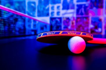 Welkom bij de Secret Ping Pong Bar van Den Haag. Huur een geheime kamer en laat je vaardigheden zien aan de pingpongtafel of bekijk privé een wedstrijd op ons grote scherm.