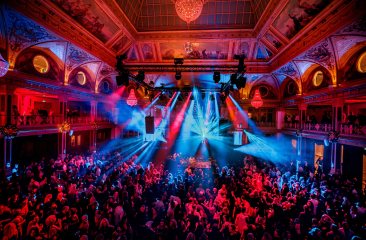 Feestende mensen in het Kurhaus 