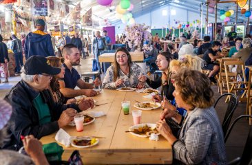 Samen eten in het nieuwe foodcourt op de Tong Tong Fair in Den Haag -  Foto: Arenda Oomen