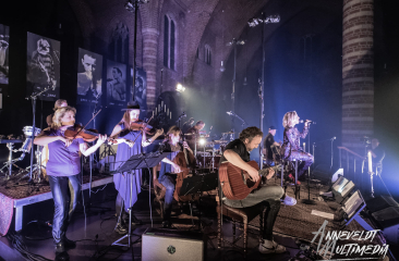 eniet tijdens Tribute to MTV-Unplugged van originele muziekarrangementen, gepassioneerde muzikanten en de bijzondere setting van de Grote Kerk Den Haag (c) Anneveldt Multimedia