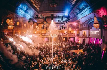 Op 23 maart keert MUST terug en wordt het Grand Hotel Amrâth Kurhaus in Scheveningen omgetoverd tot het mooiste feest van Nederland (c) Jeancarlo Nunes dos Anjos  
