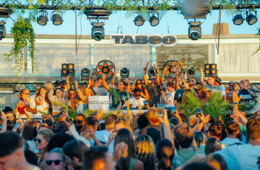 Feestende menigte bij Taboo op het strand (c) Taboo events 